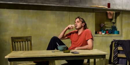 Μάνος Καρατζογιάννης: Το θέατρο το αισθάνομαι περισσότερο σαν το σπίτι μου, παρά ως ένα χώρο όπου προβάλλω τον εαυτό μου ή επιδεικνύω τις δυνατότητες μου