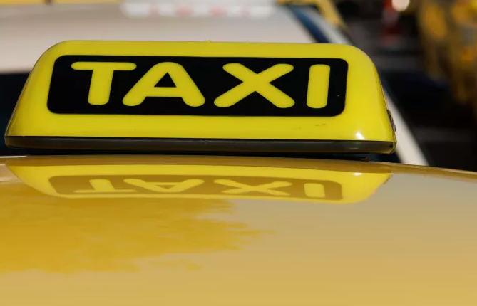 Από σήμερα η προθεσμία τριών εβδομάδων για τα αυτοκόλλητα στα ΤΑΞΙ