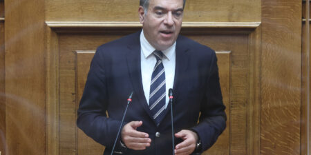 Μάνος Κόνσολας: «Να μεταφερθούν στην ηπειρωτική χώρα οι υπεράριθμοι ανήλικοι από την Κλειστή Ελεγχόμενη Δομή της Λέρου»