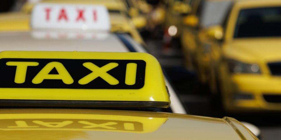 Το 50% των οδηγών ταξί έχει κολλήσει το αυτοκόλλητο