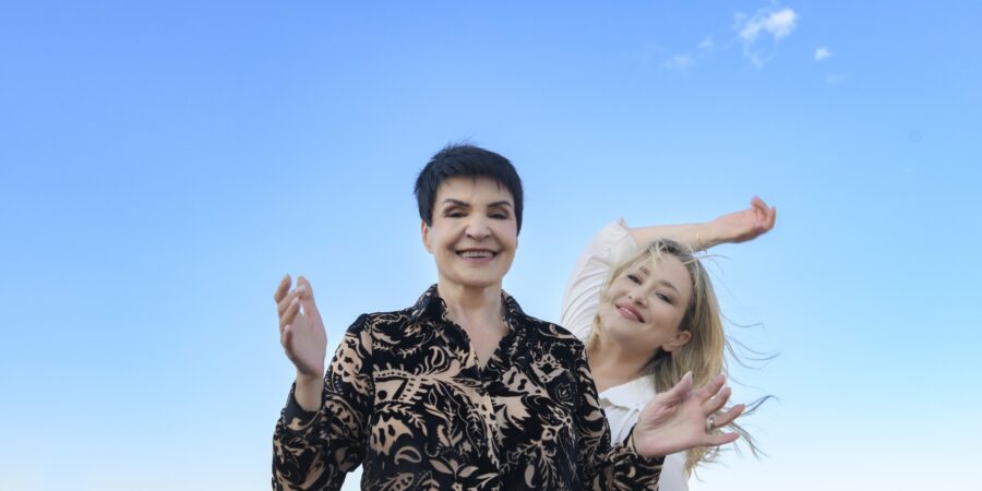 «ΔΥΟ ΓΥΝΑΙΚΕΣ ΧΟΡΕΥΟΥΝ»