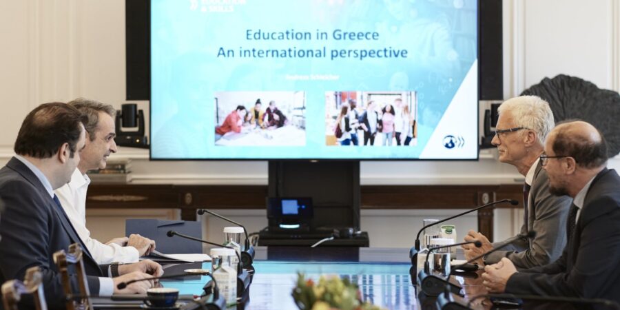 Συνάντηση του Πρωθυπουργού με τον Διευθυντή του ΟΟΣΑ για την Εκπαίδευση και τις Δεξιότητες