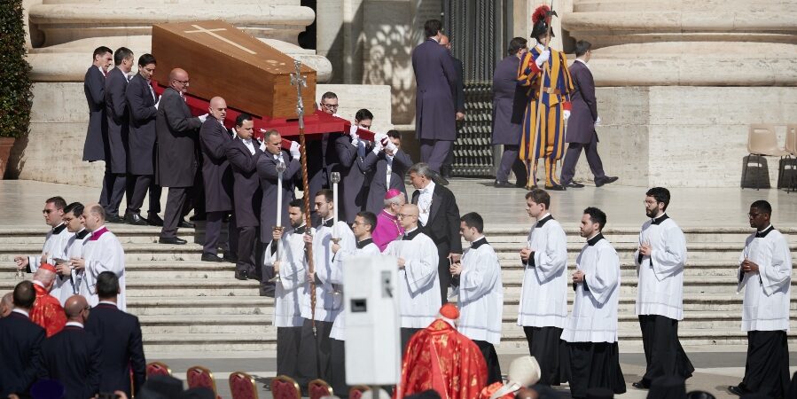 Ένα λουλούδι για τον Πάπα Φραγκίσκο