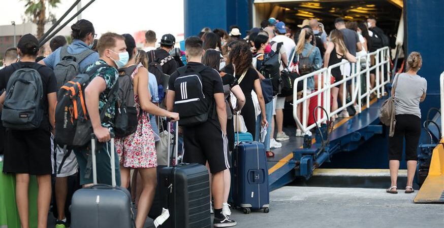 Kölner Stadt-Anzeiger: Διαμαρτυρίες σε ελληνικά νησιά κατά του μαζικού τουρισμού