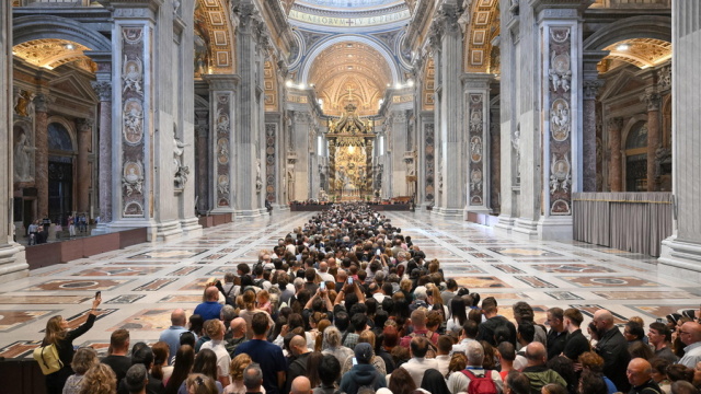 Ο κόσμος συνεχίζει να συρρέει για τον «Πάπα των φτωχών»