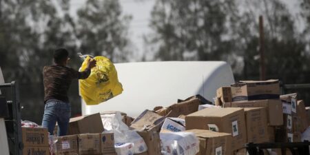 Με δυσκολίες η διανομή ανθρωπιστικής βοήθειας στη Γάζα