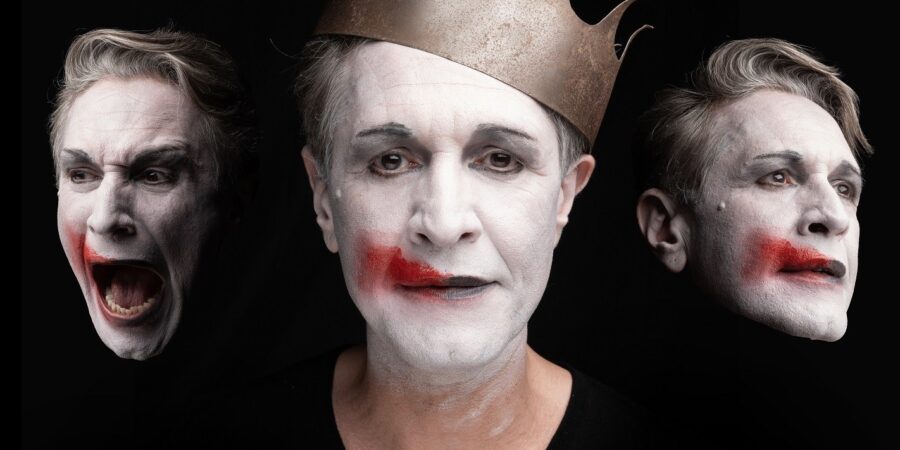 «ΜΟΝΟΣ ΜΕ ΤΟΝ ΑΜΛΕΤ»