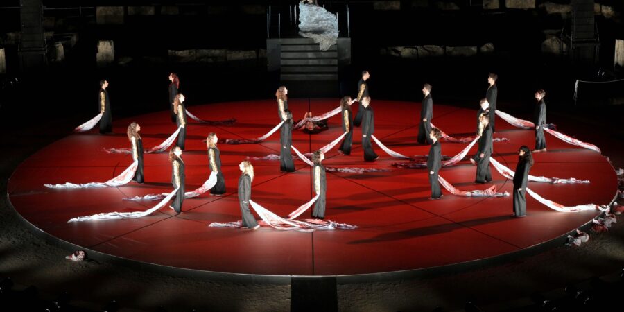 ΦΕΣΤΙΒΑΛ ΣΤΗ ΣΚΙΑ ΤΩΝ ΒΡΑΧΩΝ