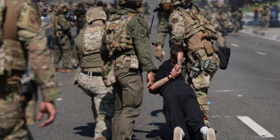 Ο Τραμπ επιλέγει την κλιμάκωση στο Λος Άντζελες