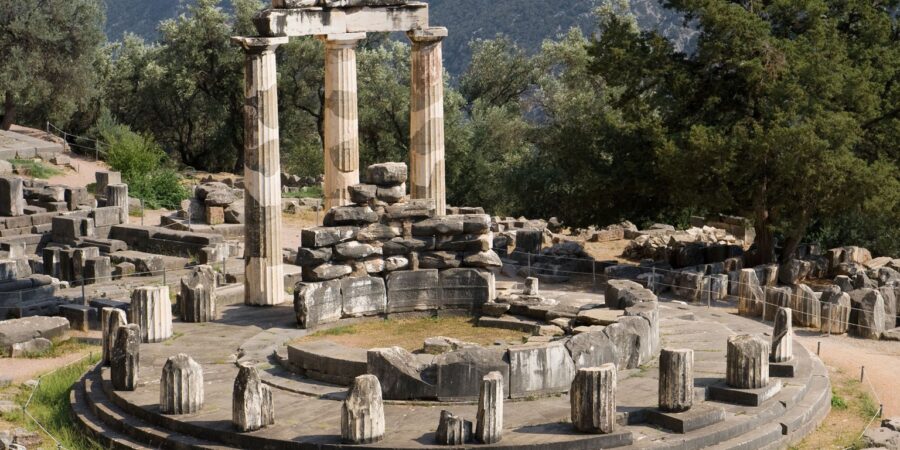 ΥΠΠΟ: Θωράκιση του αρχαιολογικού χώρου των Δελφών, από κεραυνικά πλήγματα
