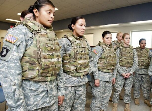 Δανία: Υποχρεωτική θητεία και για τις γυναίκες