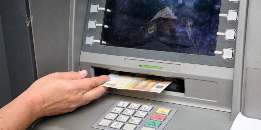 Αναλήψεις χωρίς προμήθεια από τις 11 Αυγούστου σε ΑΤΜ τραπεζών