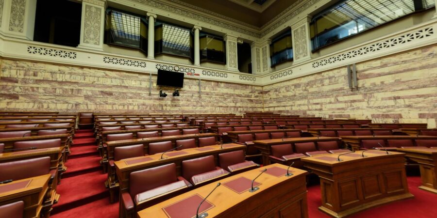 Μόνο από τη ΝΔ, εγκρίθηκε το πόρισμα για την τραγωδία των Τεμπών