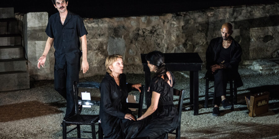 Κριτική για την παράσταση ‘’ΘΗΒΑ ΜΟΝΑΞΙΑ’’