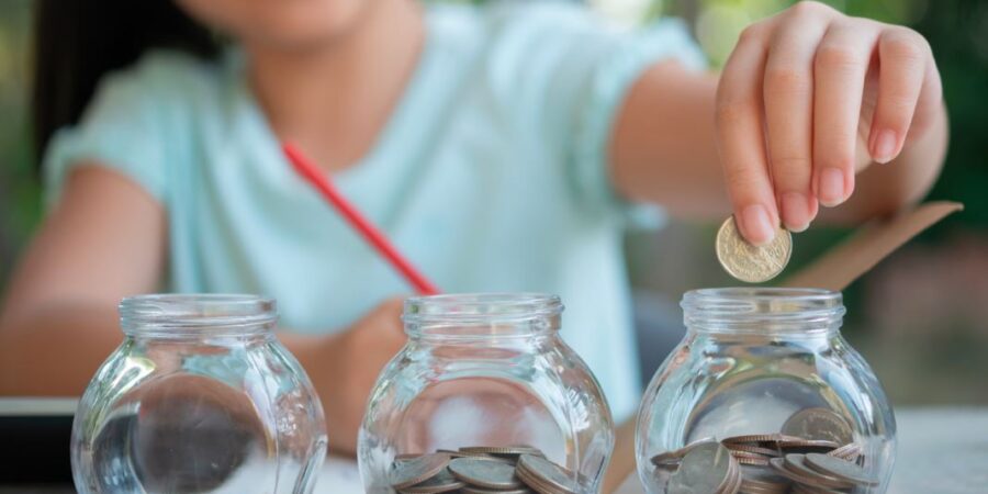 Καλοκαίρι στην Ελλάδα: Οι θερμοκρασίες ανεβαίνουν, οι δαπάνες αυξάνονται, οι αποταμιεύσεις μειώνονται