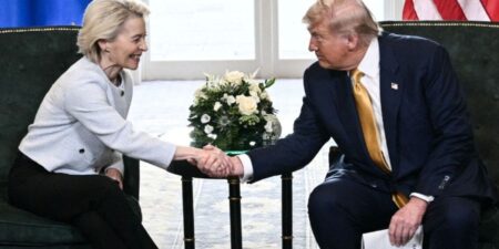 Κομισιόν: «Σταθερότητα» φέρνει η συμφωνία με ΗΠΑ