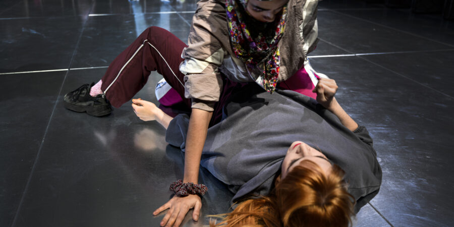 2 παραστάσεις που «ξεγυμνώνουν» την εποχή επιστρέφουν στο Θέατρο ΔΙΠΥΛΟΝ