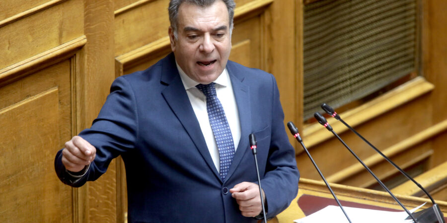 Παρέμβαση και τολμηρές προτάσεις του Μάνου Κόνσολα σε τρεις Υπουργούς για τη μείωση της τιμής των αεροπορικών και ακτοπλοϊκών εισιτηρίων