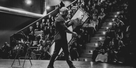 Stand Up Therapy «Από*Μηχανής Άνθρωπος»
