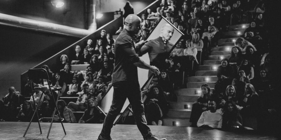 Stand Up Therapy «Από*Μηχανής Άνθρωπος»