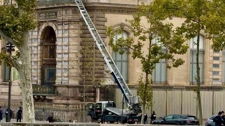 Θεαματική ληστεία κοσμημάτων «ανεκτίμητης αξίας» από το Λούβρο