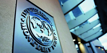 ΔΝΤ: Προβλέπει πρωτογενή πλεονάσματα και συνεχή μείωση του δημόσιου χρέους της Ελλάδας έως το 2030