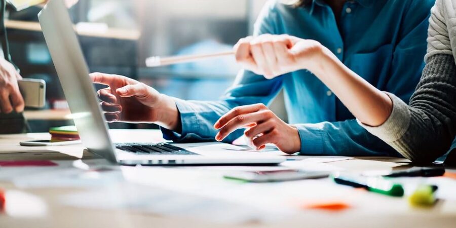 ΕΕ: 10,8 % των εργαζομένων εργάστηκαν 45+ ώρες την εβδομάδα το δεύτερο τρίμηνο του 2025