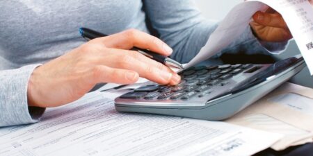 Μειώσεις φόρων 1,5 δισ. ευρώ για 4 εκατομμύρια πολίτες το 2026