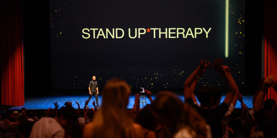 STAND UP THERAPY: ΑΠΟ ΜΗΧΑΝΗΣ*ΑΝΘΡΩΠΟΣ