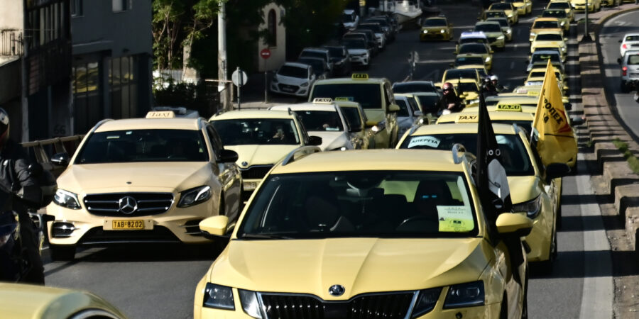 Συνεχίζεται και σήμερα η απεργία των ταξί