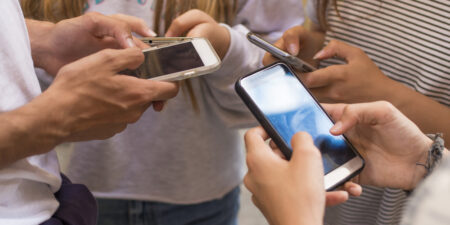 Social media και έφηβοι: Πότε η χρήση συνδέεται με καλύτερη ψυχική ευημερία