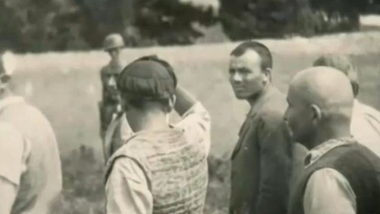 Guardian: Αφιέρωμα στους 200 της Καισαριανής – «Τώρα μπορούμε να δούμε το θάρρος τους»