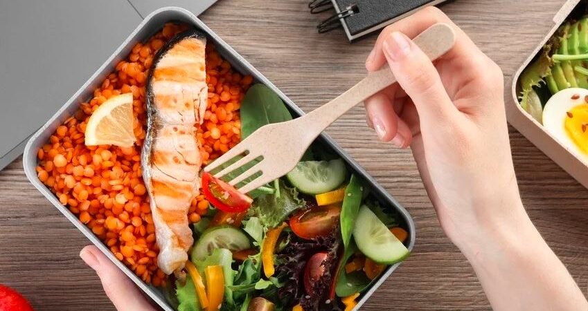 “Καήκαμε;”: Νέα έρευνα της Greenpeace προειδοποιεί για τα γεμάτα μικροπλαστικά και τοξικές ουσίες έτοιμα γεύματα