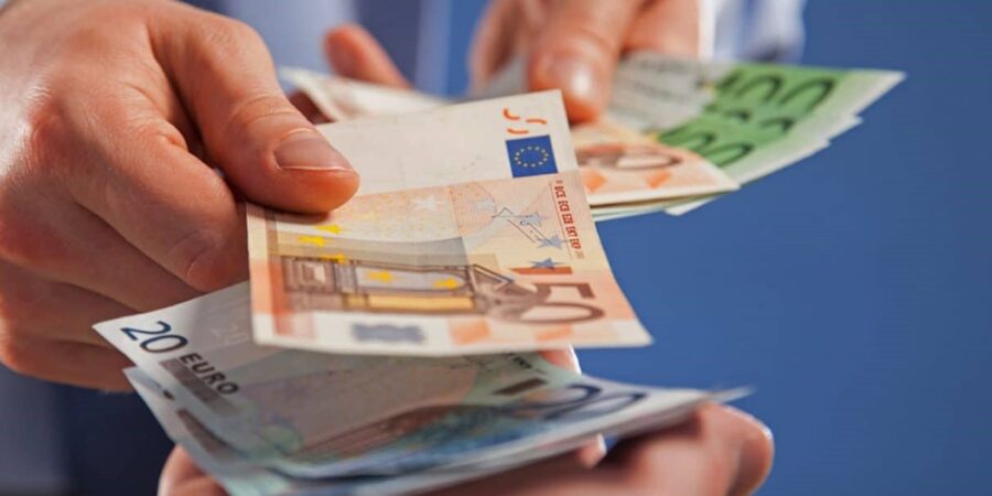 Νέα αύξηση στις αποδοχές των Δημοσίων Υπαλλήλων από τον Απρίλιο, στη βάση της αναπροσαρμογής του κατώτατου μισθού