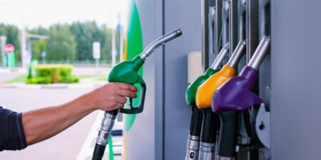 «Ράλι» ανόδου στα καύσιμα: «Φλερτάρει» με τα 2 ευρώ η αμόλυβδη