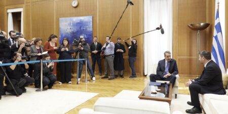 Συνάντηση Μητσοτάκη με τον Ανδρουλάκη