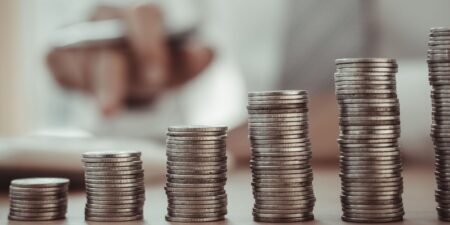 Αντίστροφη μέτρηση για αυξήσεις σε κατώτατο, επιδόματα και κλαδικούς μισθούς