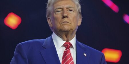 Τραμπ στη WSJ: Η διορία για άνοιγμα των Στενών εκπνέει το βράδυ της Τρίτης