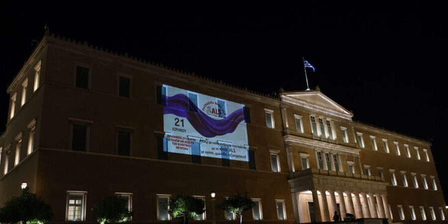 Φωταγώγηση της Βουλής των Ελλήνων για την Παγκόσμια Ημέρα Πάρκινσον