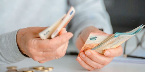 Πότε καταβάλλονται οι συντάξεις και τα επιδόματα Απριλίου