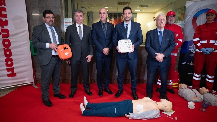 Με απινιδωτές εξοπλίζεται το Μετρό της Αθήνας