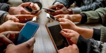 Βρετανία: Τα social media είναι τόσο βλαβερά για τα παιδιά όσο το κάπνισμα, σύμφωνα με τους Βρετανούς γιατρούς