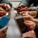 Βρετανία: Τα social media είναι τόσο βλαβερά για τα παιδιά όσο το κάπνισμα, σύμφωνα με τους Βρετανούς γιατρούς