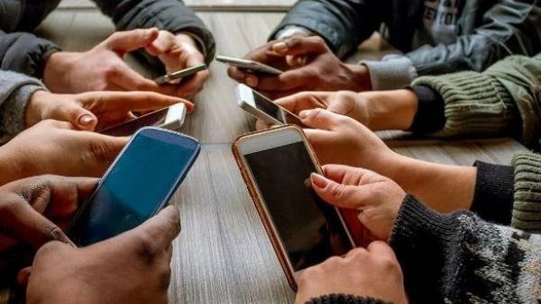 Βρετανία: Τα social media είναι τόσο βλαβερά για τα παιδιά όσο το κάπνισμα, σύμφωνα με τους Βρετανούς γιατρούς