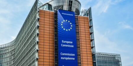 Ευρωπαϊκή Επιτροπή: Φρένο στην ανάπτυξη και αύξηση του πληθωρισμού στην ΕΕ και την ευρωζώνη, φέρνει το νέο “ενεργειακό σοκ”