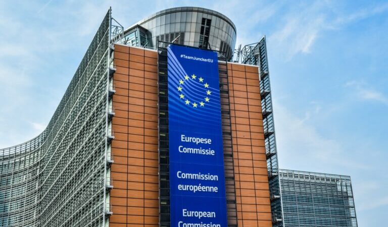 Ευρωπαϊκή Επιτροπή: Φρένο στην ανάπτυξη και αύξηση του πληθωρισμού στην ΕΕ και την ευρωζώνη, φέρνει το νέο “ενεργειακό σοκ”