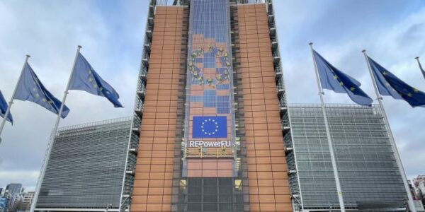 Η Ευρωπαϊκή Επιτροπή αφαιρεί την Ελλάδα από τη λίστα των χωρών με Μακροοικονομικές Ανισορροπίες
