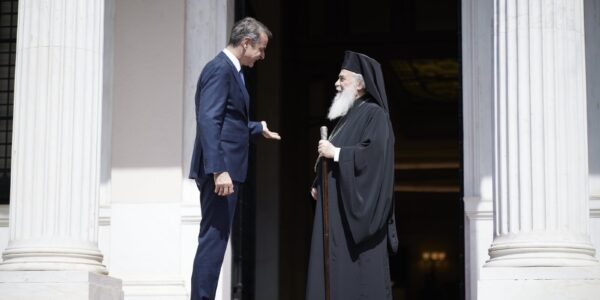 Ο Πρωθυπουργός Κυριάκος Μητσοτάκης υποδέχθηκε τον Πατριάρχη Ιεροσολύμων κ.κ. Θεόφιλο Γ΄.