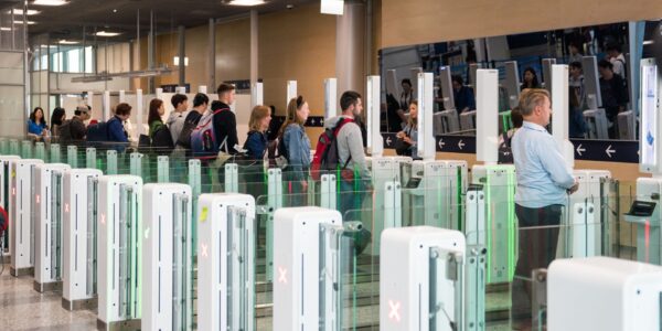 Βιομετρικοί έλεγχοι: Θα αποτραπεί «χάος» στα αεροδρόμια;