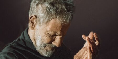 ΣΤΑΥΡΟΣ ΞΑΡΧΑΚΟΣ: «ΤΑΞΙΔΙ ΣΤΟ ΦΩΣ – Σε σύμπαν ερωτικό»